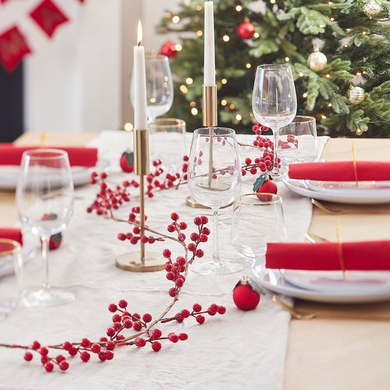 Ideja za božično mizo iz rdečega jagodičja