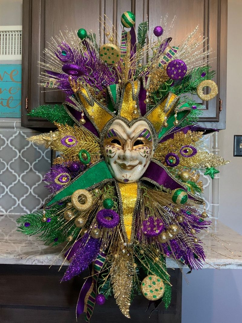 Hermosa corona de malla decorativa Mardi Gras con máscara