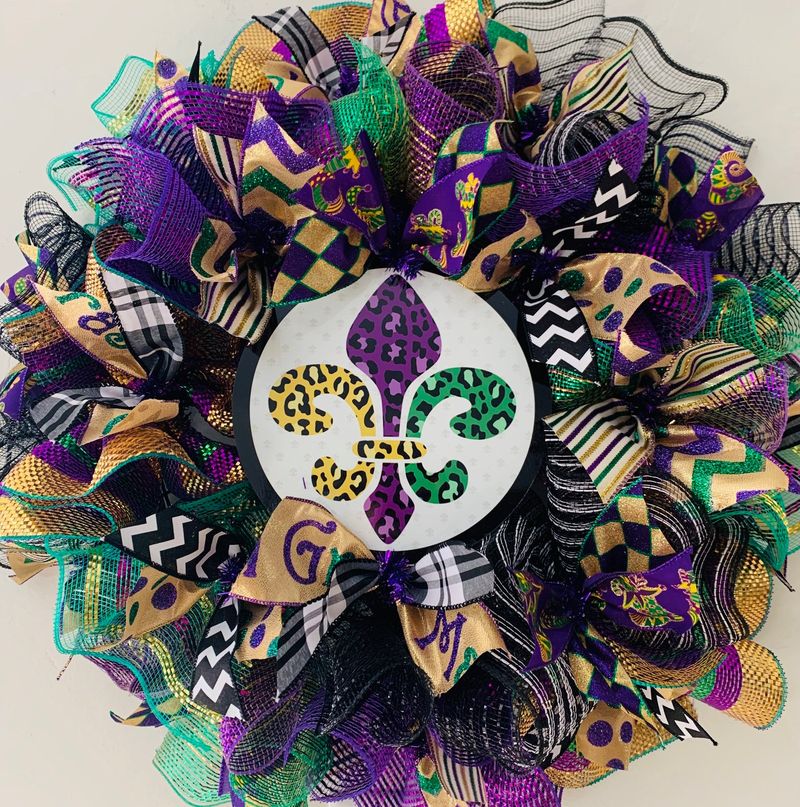 Corona de Mardi Gras de malla decorativa con cintas