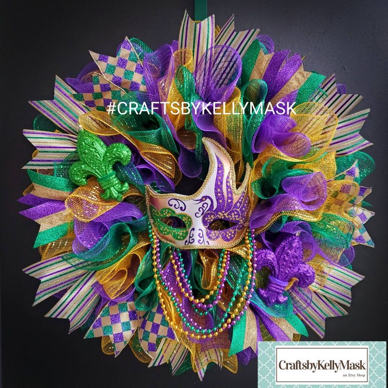 Corona de Mardi Gras de malla decorativa con máscara
