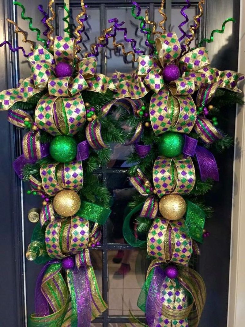 Bonita corona decorativa de malla Mardi Gras para puerta con adornos