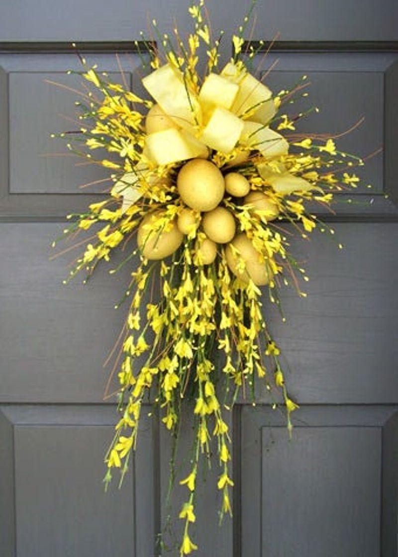 Жовтий великодній вінок з яйцями та квітами