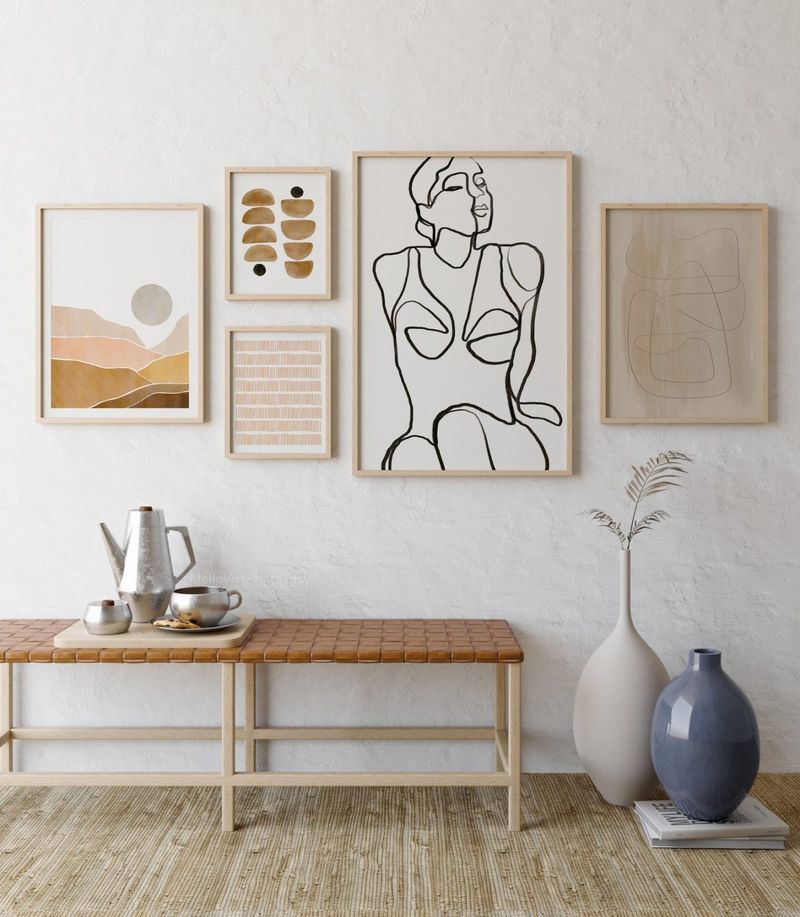 Nøgen og brun abstrakt vægindretning med kvindefigur