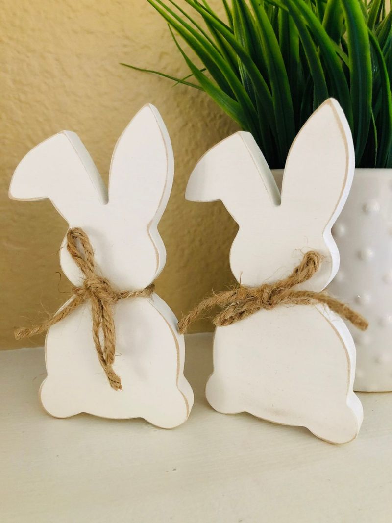 Décoration de lapins de Pâques en bois blanc