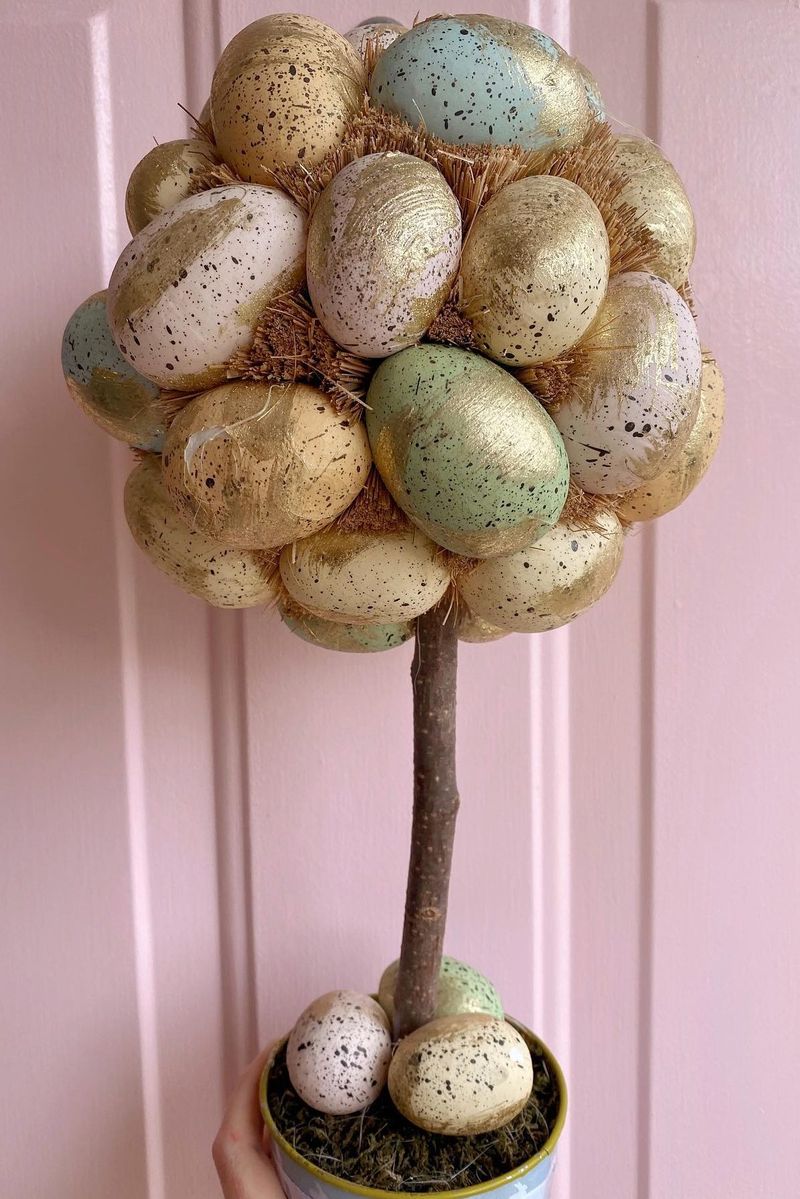 Золоте пасхальне топіарне дерево з яйцями