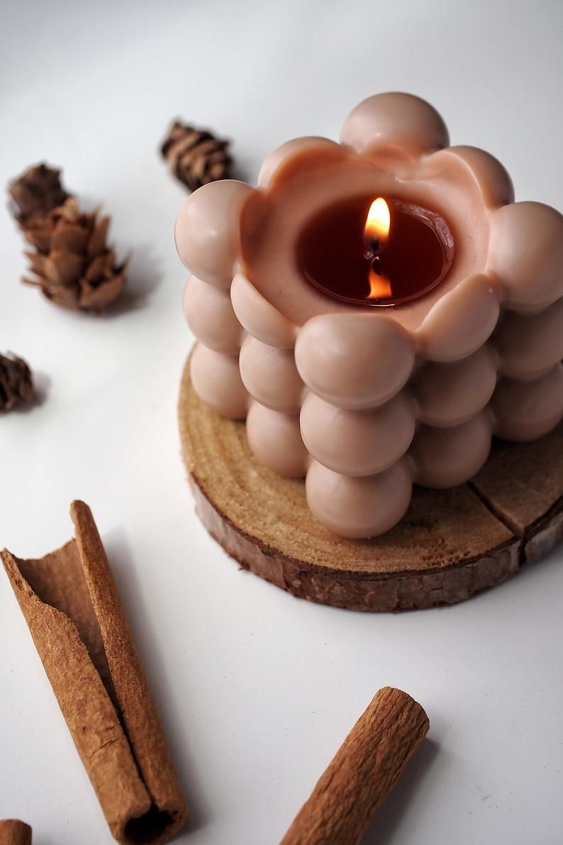 Moderna skulpturalna svijeća s mjehurićima
