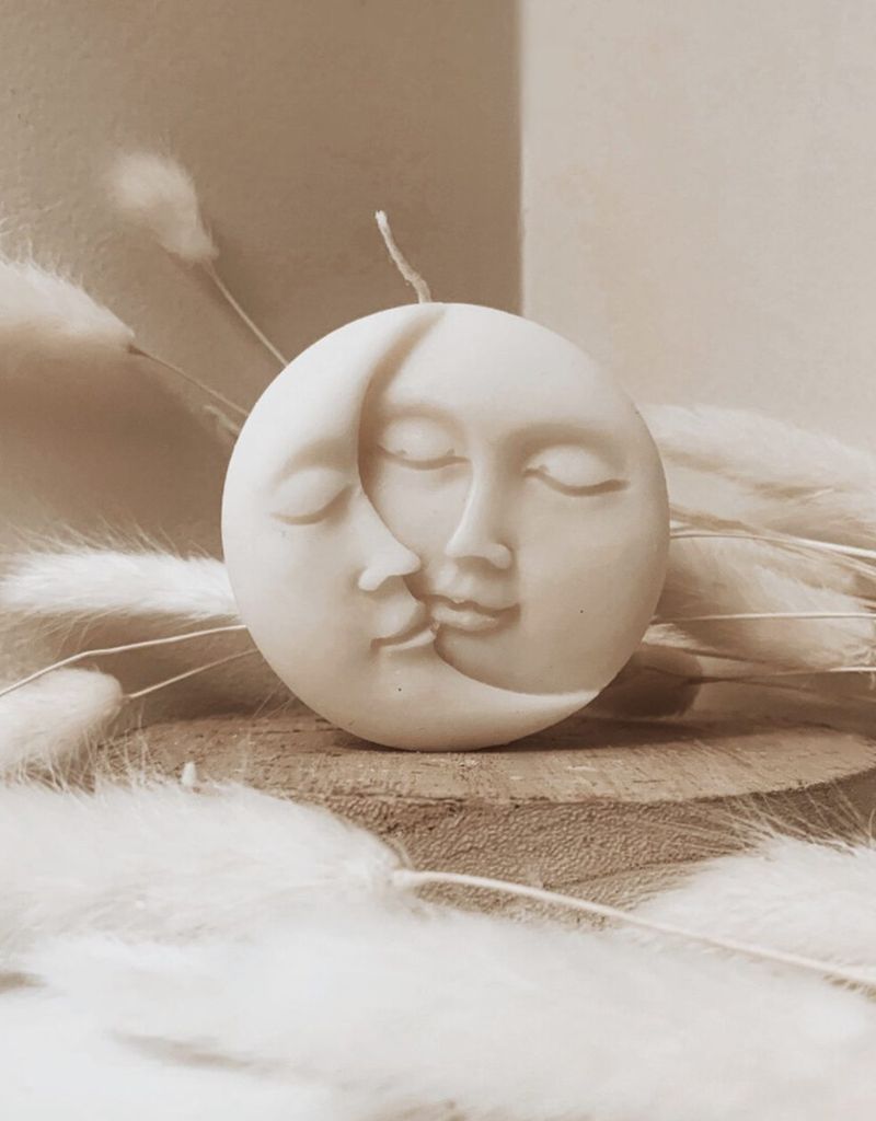 Милий скульптурний місяць і сонячна свічка