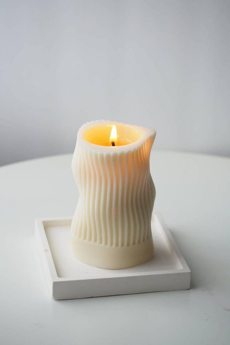 Moderna valovita skulpturalna svijeća