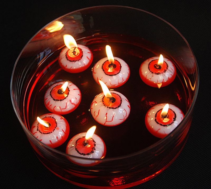 Najlepszy pomysł na wystrój Halloween w pomieszczeniach: pływające świeczki w kształcie gałki ocznej