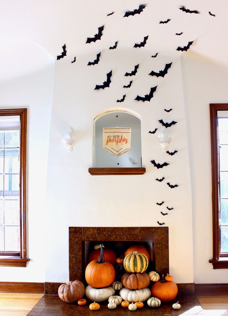 Wiszące na ścianie nietoperze - uroczy wystrój na Halloween