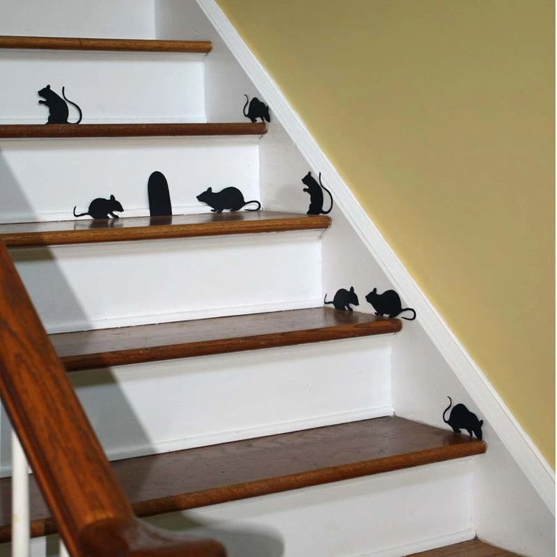 Czarna naklejka winylowa myszy na schody