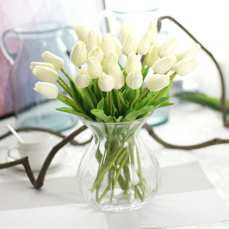 Déco printanière de tulipes blanches