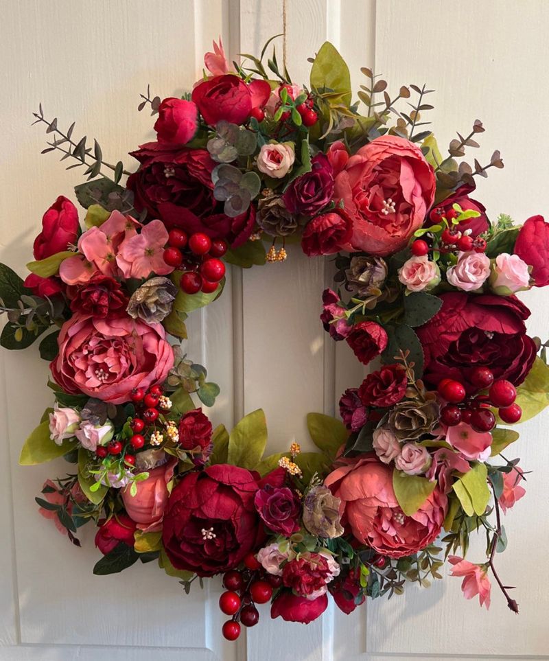 Couronne de porte florale rouge et rose pour des idées de décoration printanière