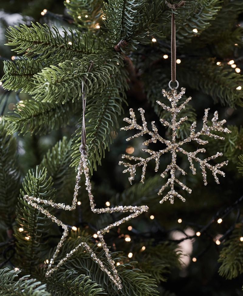 Minimalistični skandinavski in nordijski božični okraski iz snežinke