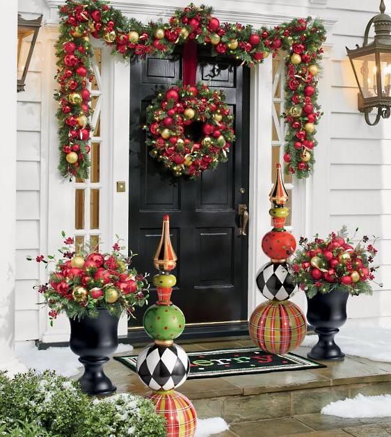 Tradisjonell rød og gull veranda juledekor