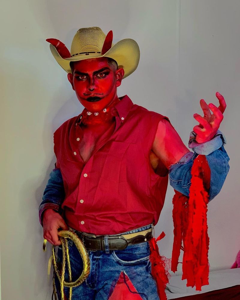 شيطان كاوبوي أحمر لأفضل أزياء الهالوين للرجال