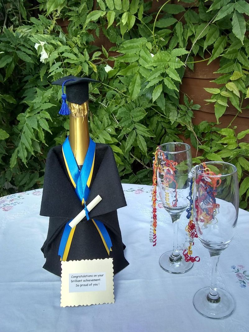 Décorations de fête de remise des diplômes avec bonnet et robe