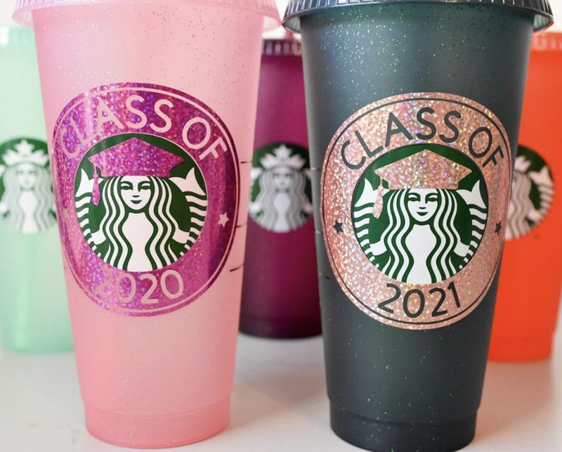 Prilagođene ružičaste i crne Starbucks šalice za maturu