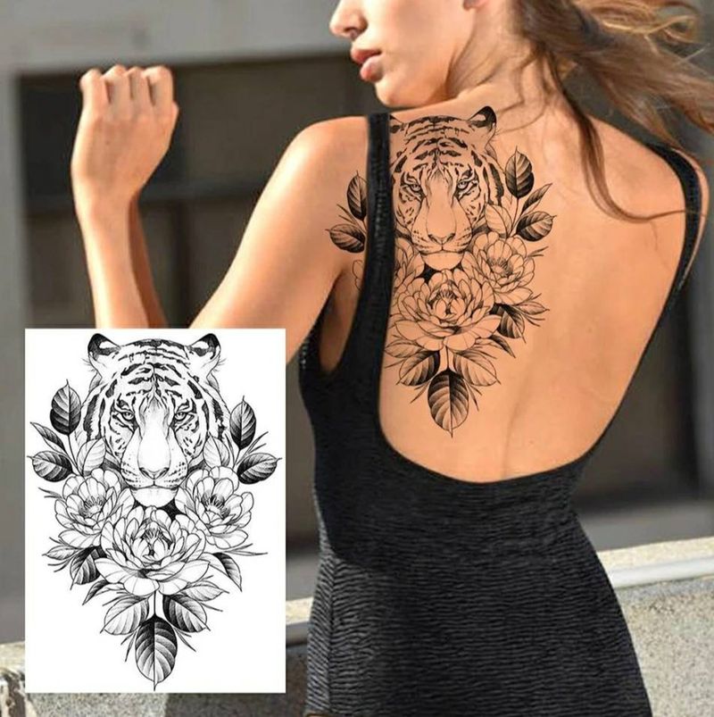 Tetovaža na hrbtu levo in rože za ženske