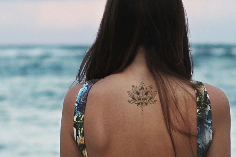 Lotus hrbtna tetovaža za ženske