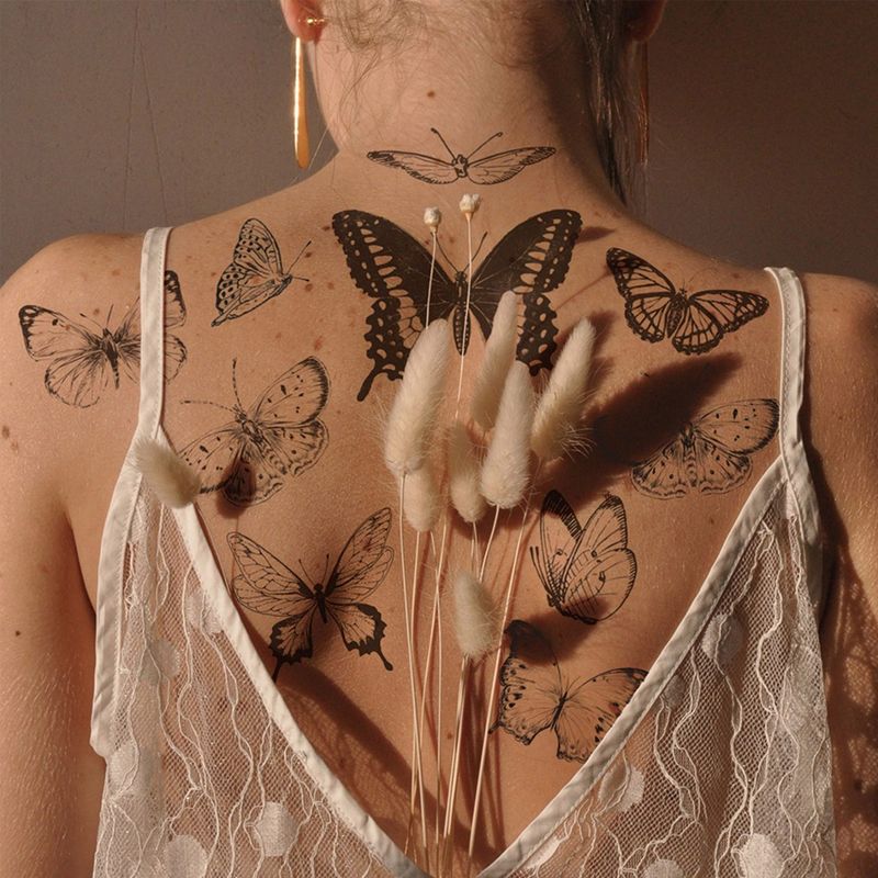 Metulji v različnih oblikah Tetovaža na hrbtu za ženske