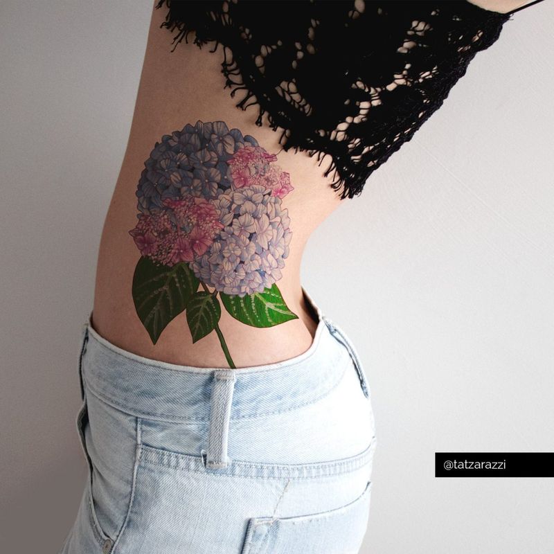 Barvna tetovaža hortenzije na hrbtu za ženske