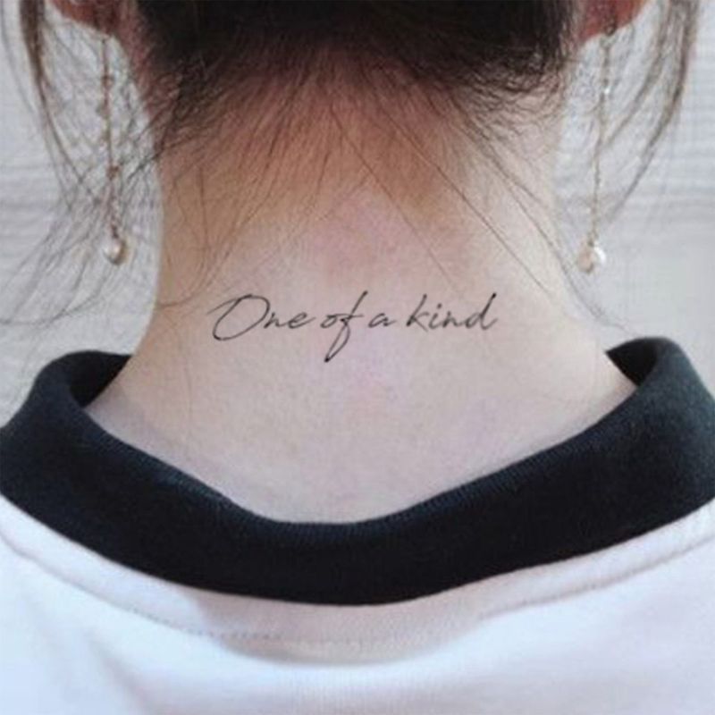 Ena vrste tetovaža na hrbtu z besedilom za ženske