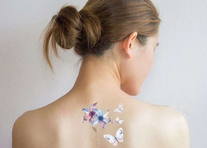 Barvna tetovaža na hrbtu s cvetjem za ženske