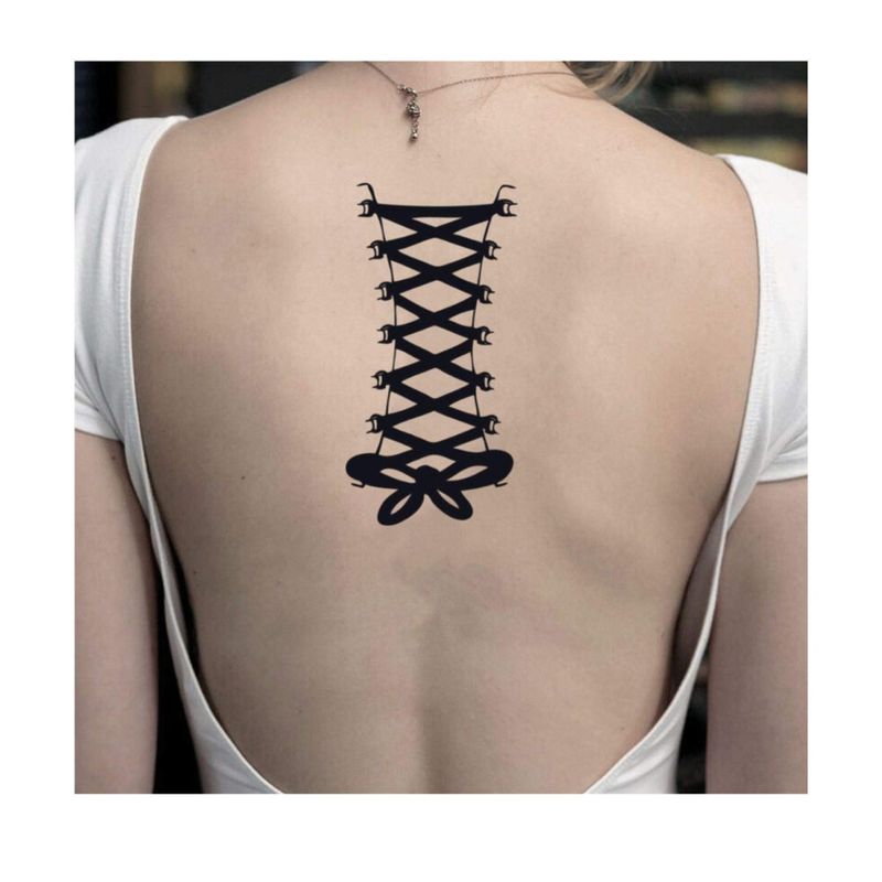 Tetovaža na hrbtu s steznikom za vezalke za ženske