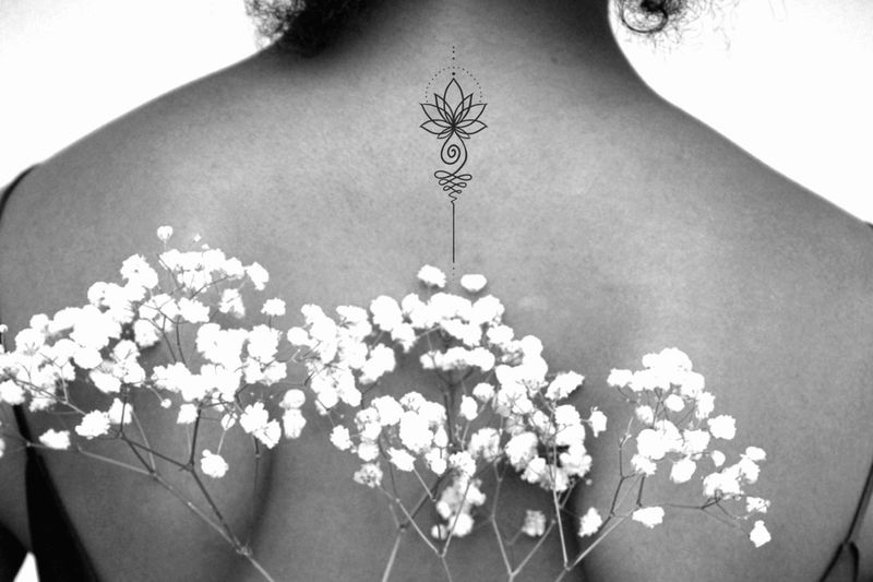 Nežna plemenska tetovaža lotosa na hrbtu za ženske