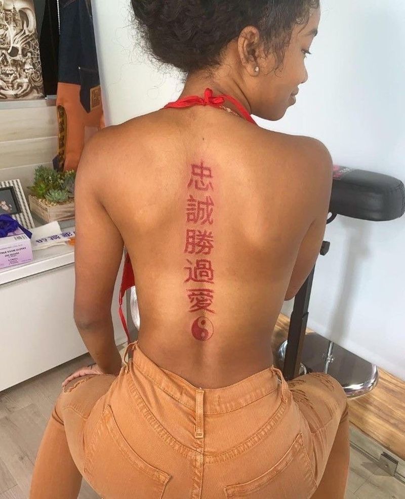 Rdeči kitajski znaki in logotip jin jang na hrbtu za ženske