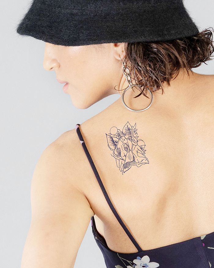 Plemenski abstraktni obris hrbtne tetovaže za ženske