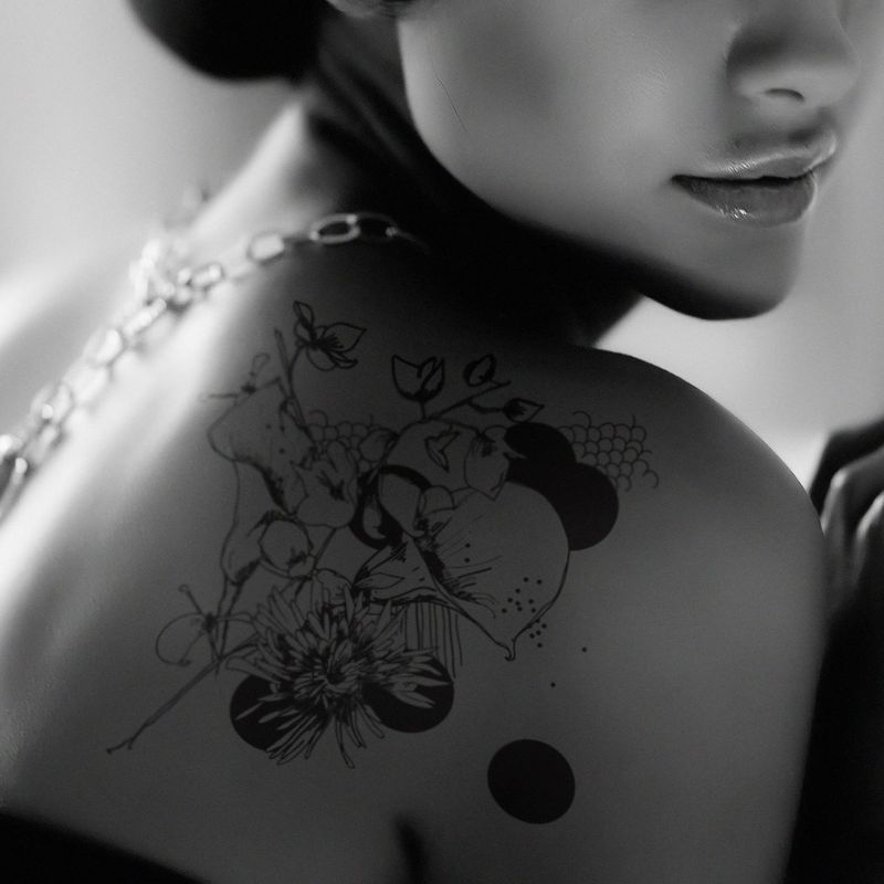 Cvetlična abstraktna tetovaža na hrbtu za ženske