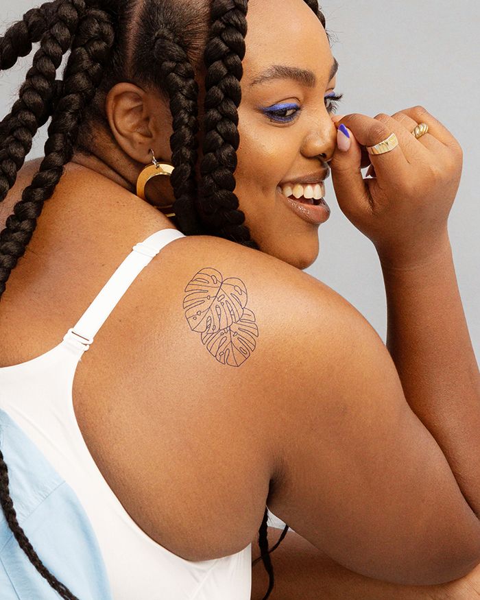 Tetovaža na hrbtu z listi za ženske