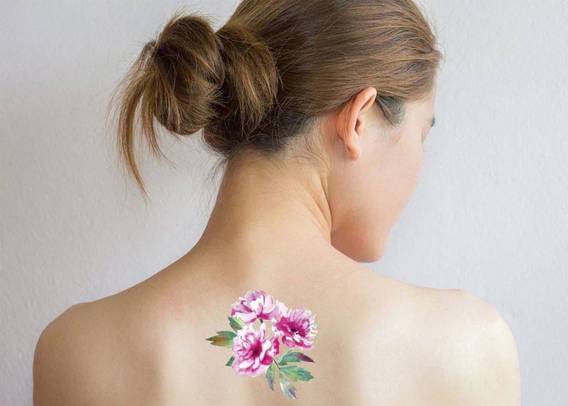 Barvna cvetlična tetovaža na hrbtu za ženske