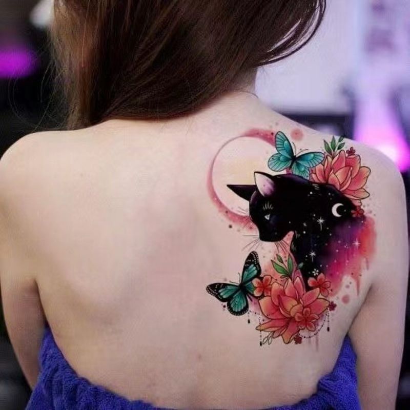 Barvna črna tetovaža mačke in rože na hrbtu za ženske