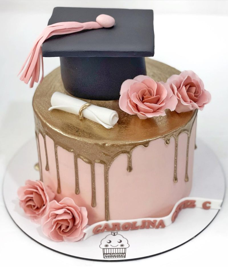 Elegantna roza i zlatna gradska torta