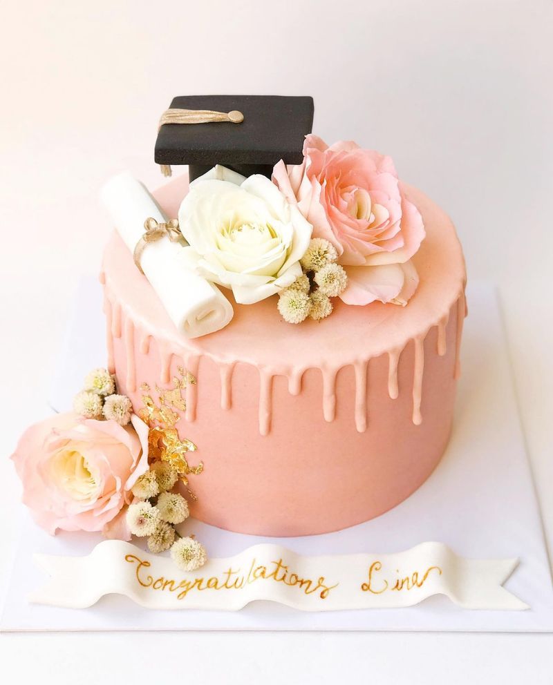 Elegantna ružičasta maturalna torta