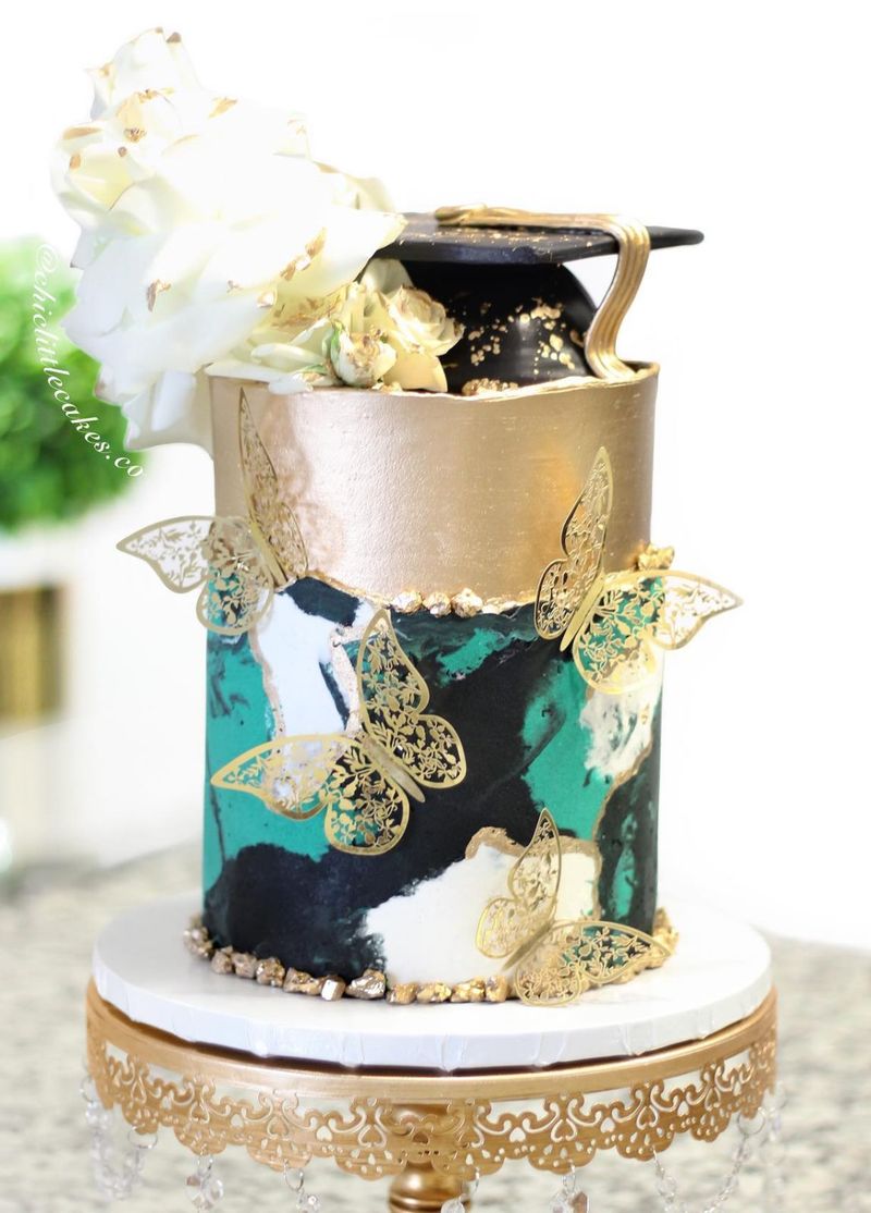 Kelebekler ile altın mezuniyet pastası