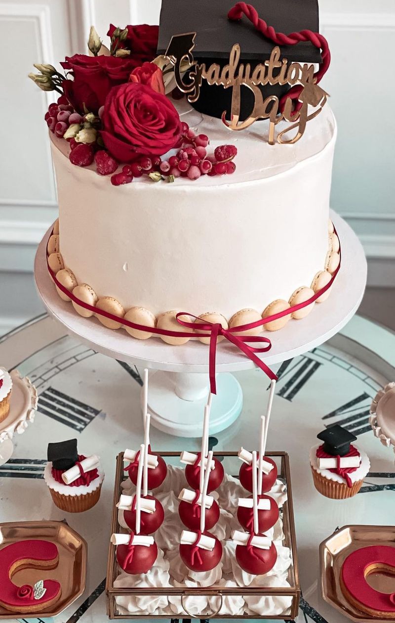 Elegantna ružičasta maturalna torta