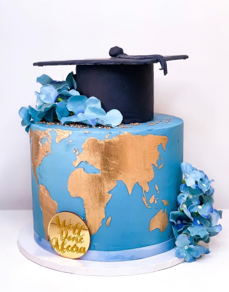 Coğrafya mezunları için dünya haritası olan mavi mezuniyet pastası