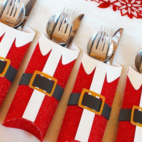 إعدادات طاولة عيد الميلاد: حامل أدوات المائدة سانتا ، أفكار ديكور عيد الميلاد
