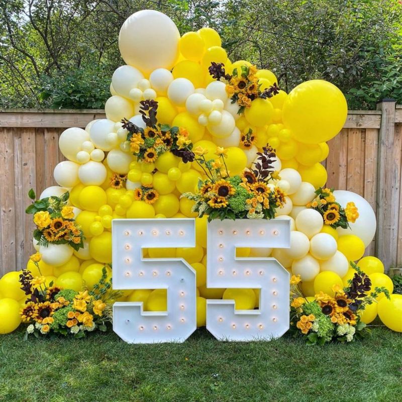 Süslü sarı balonlar ve sayılarla doğum günü işareti