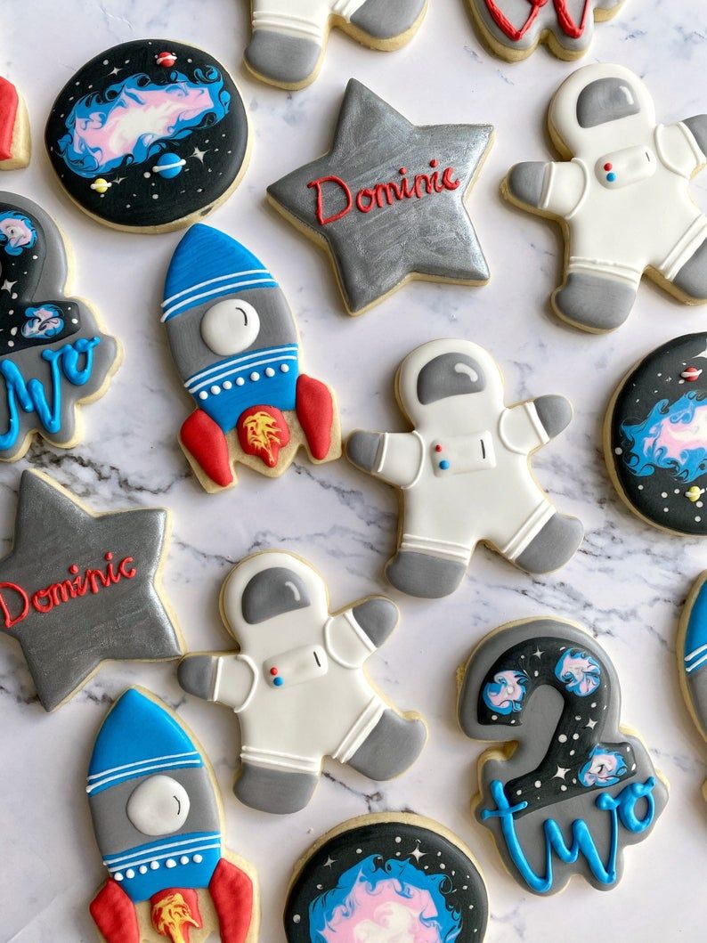 Astronotlar ve uzay temalı dekore edilmiş şekerli kurabiyeler