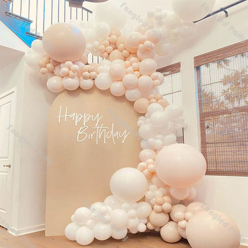Doğum günü partileri için beyaz ve hafif şeftali balon çelenk kemeri