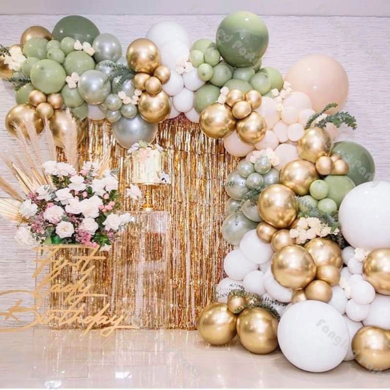 Altın saçaklı perde ile beyaz, altın ve adaçayı yeşil doğum günü partisi balonları