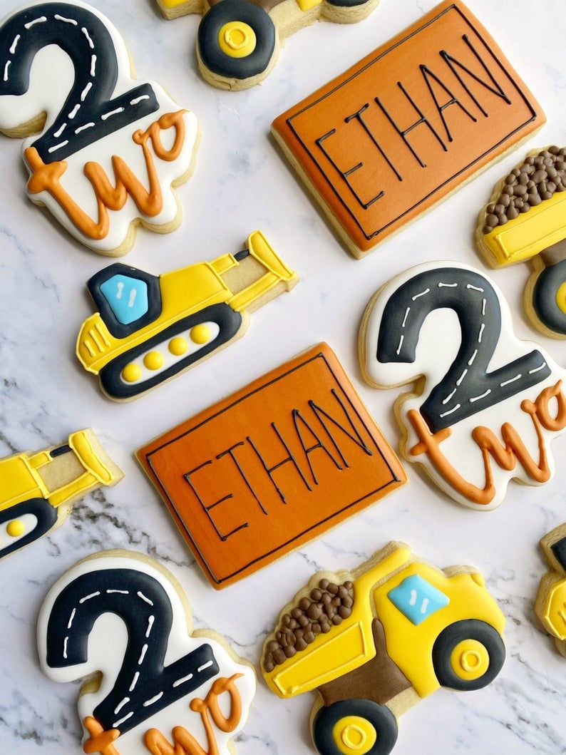 Çocukların doğum günü partileri için inşaat temalı şekerli kurabiyeler