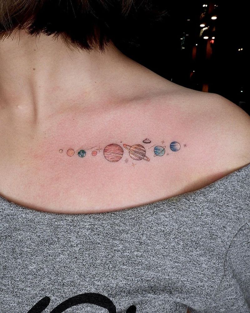 Planètes colorées minimalistes pour les meilleurs tatouages ​​​​de la clavicule pour les femmes