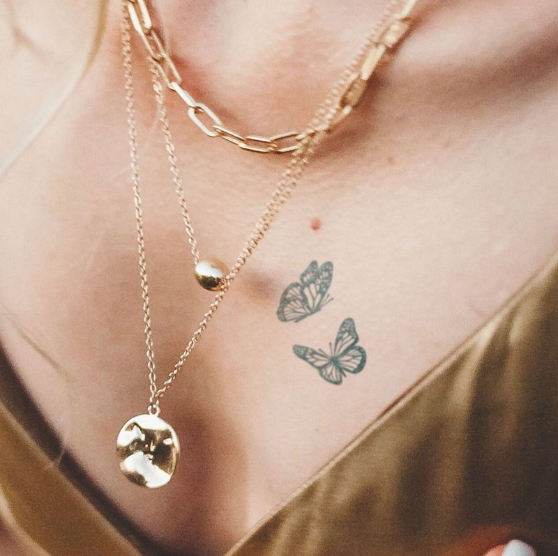 Majhna tetovaža ključnice metulja