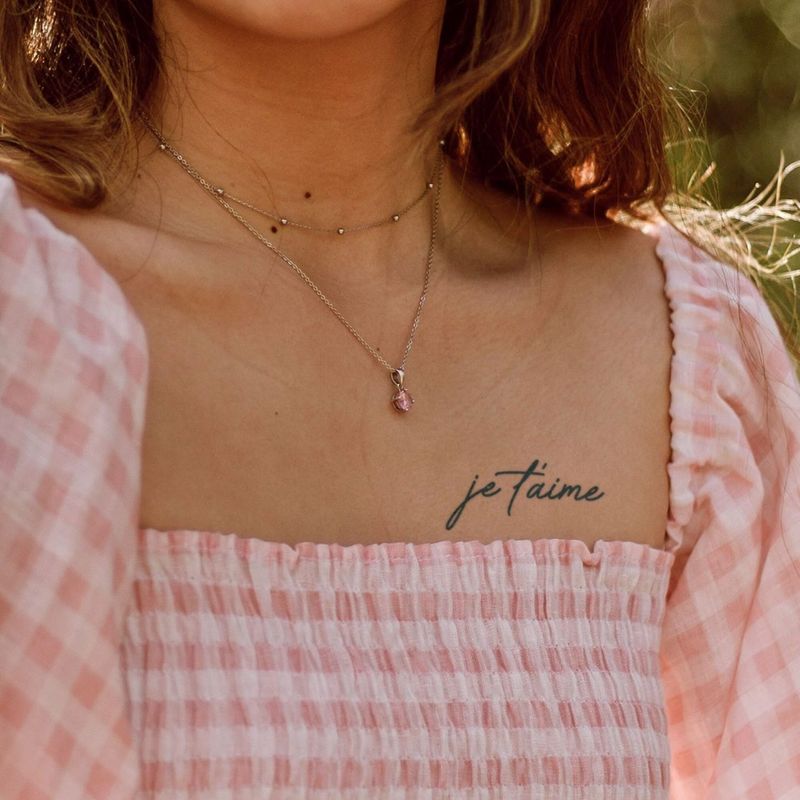 Simpatična francoska tetovaža na ključnici
